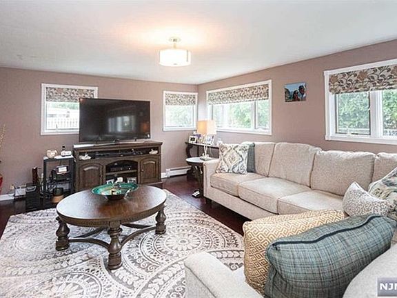 5th image of 34 Dogwood Ln