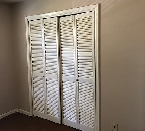 Closet in middle bedroom