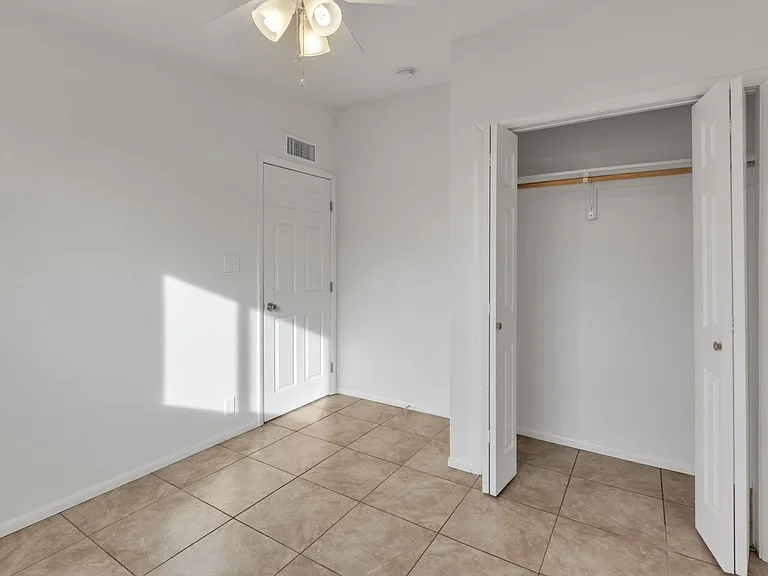 216 Whitton St — Photo 9