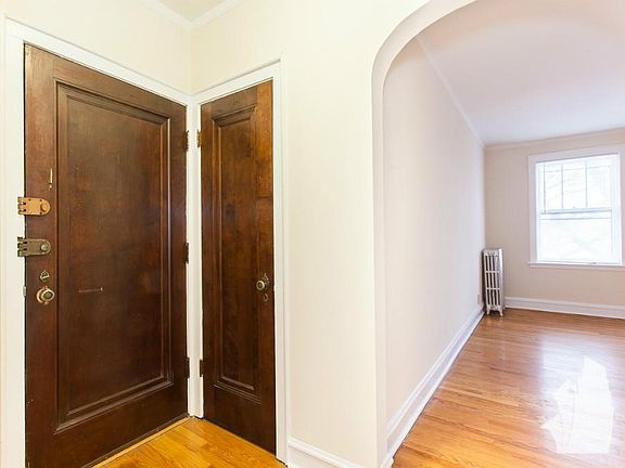 2nd image of 858 N Hermitage Ave APT 1