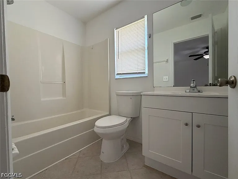 1424 NE 13th Pl — Photo 15