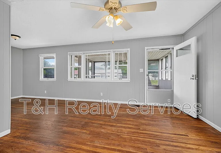 1819 Knox St — Photo 6