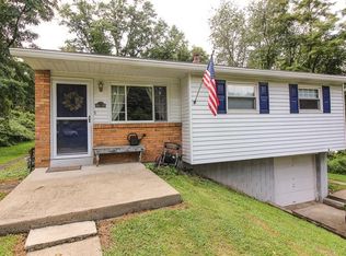 200 Chestershire Dr, Oakdale, PA 15071
