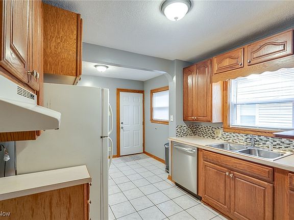 4th image of 2543 Ardwell Ave