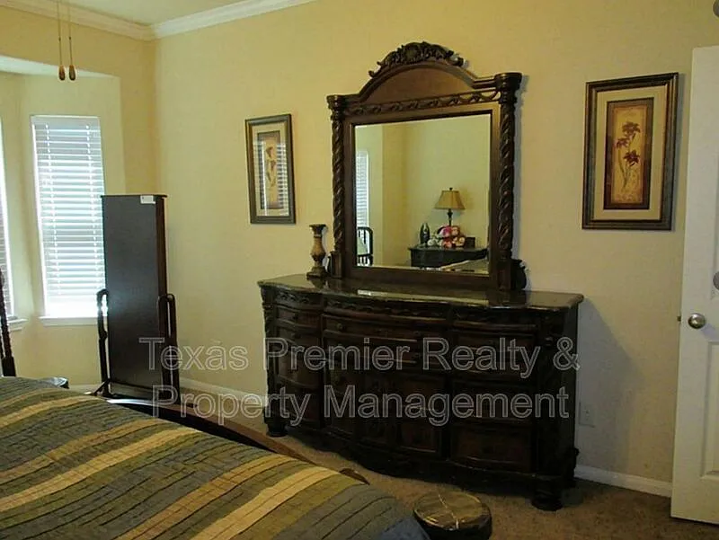 4 bed, 3.5 bath, 2385 sqft, $2,600 — Photo 4