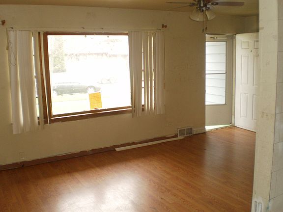 4th image of 1910 Ash St