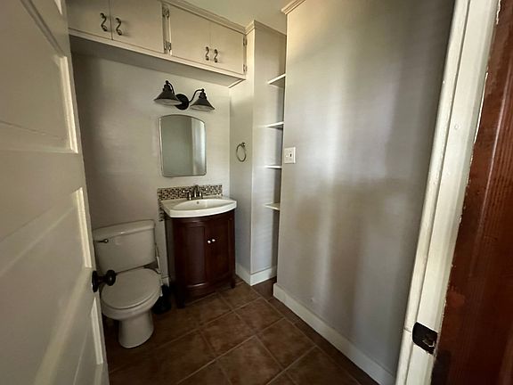 3rd image of 209 E 5th St
