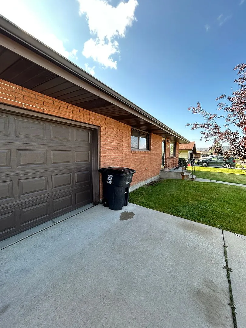 3470 S Hillcrest Dr — Photo 1