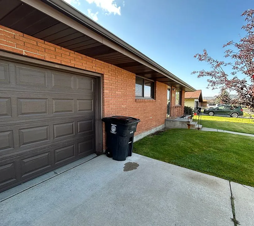 3470 S Hillcrest Dr