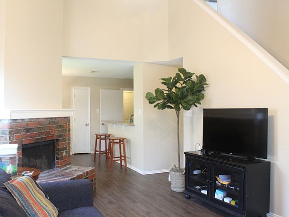 3rd image of 916 S Ballard Ave