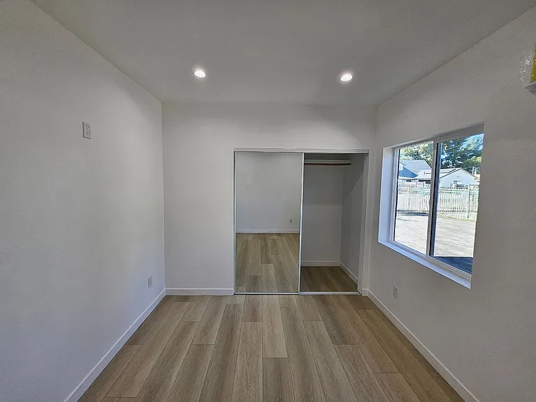 9300 Tamarack Ave — Photo 9