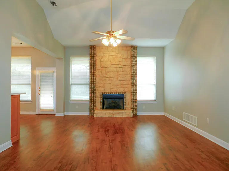 502 Hillcrest Ln — Photo 9