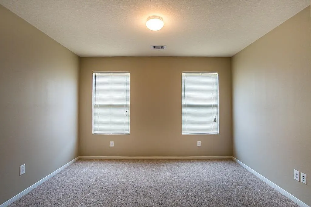 4 bed, 2.5 bath, 3143 sqft, $2,550 — Photo 4