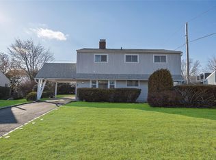 12 Springtime Ln E, Levittown, NY 11756