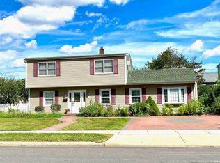 219 Center Ln, Levittown, NY 11756