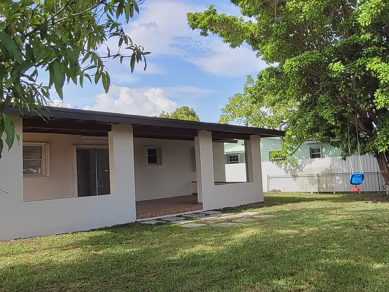 10472 SW 46th St — Photo 3
