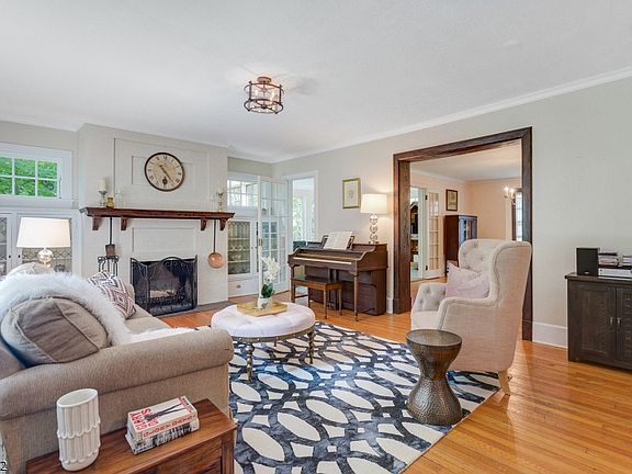 3rd image of 439 Richmond Ave