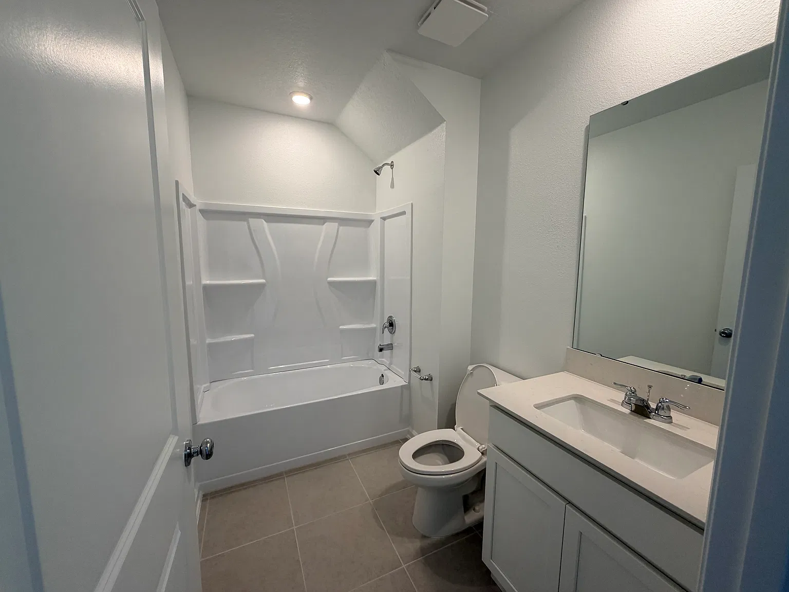 5 bed, 2451 sqft, $2,700 — Photo 3