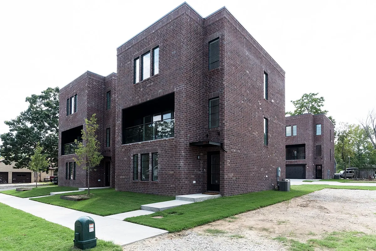 Building Photo - 861 W Capitol Dr