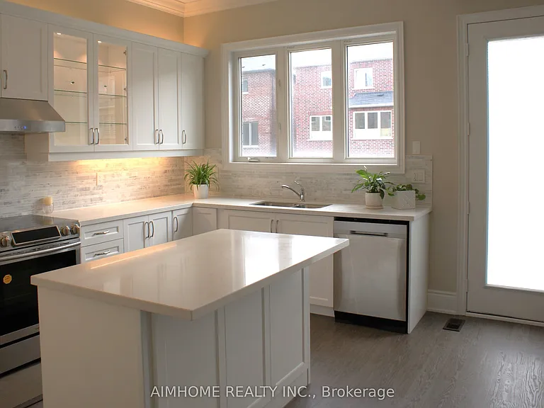 39 Scrivener Dr — Photo 8