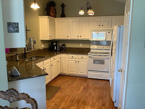 3rd image of 4 Greenmont Ct