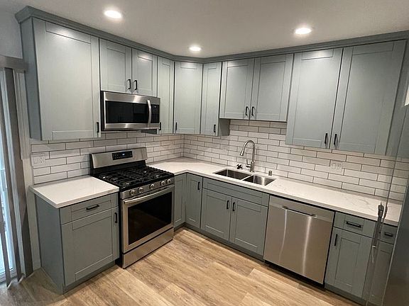 3rd image of 962 Thomas Ave APT 4