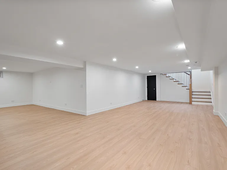 6600 N Kenton Ave — Photo 23