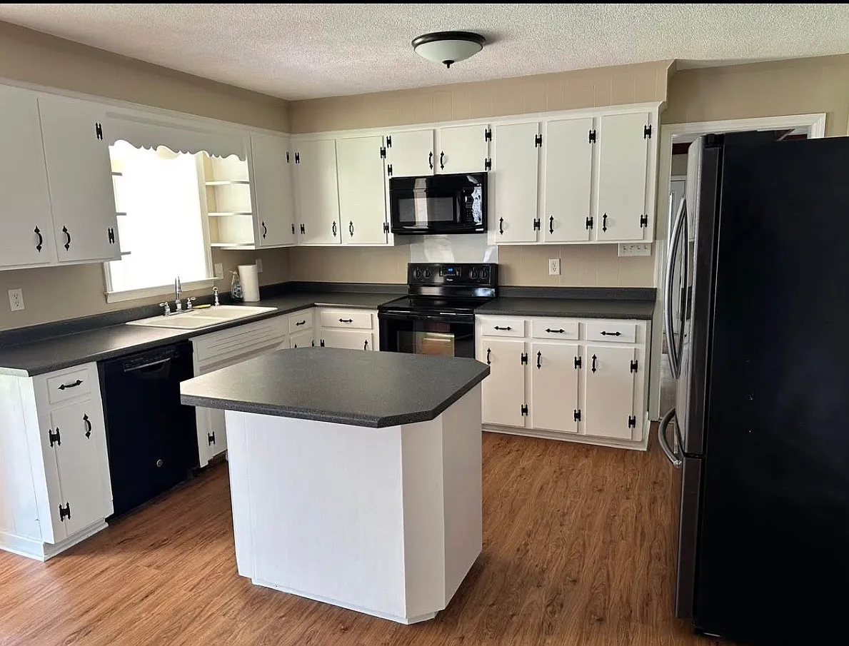 3 bed, 2.5 bath, 2100 sqft, $1,800 — Photo 2