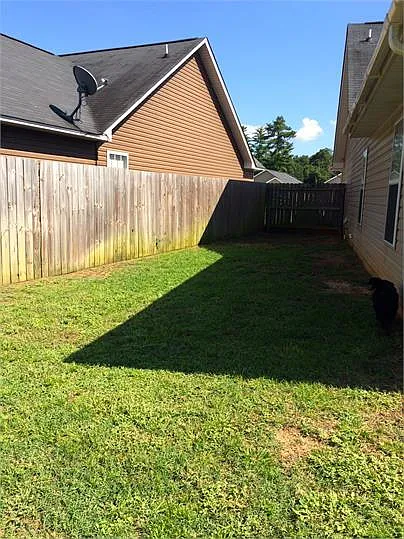 3 bed, 2.0 bath, 1352 sqft, $1,250 — Photo 2