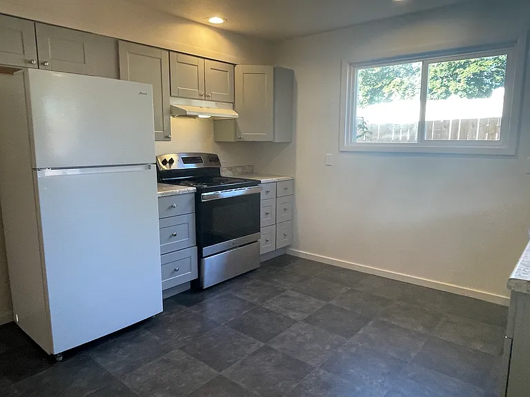 354.5 Greenwood St — Photo 8