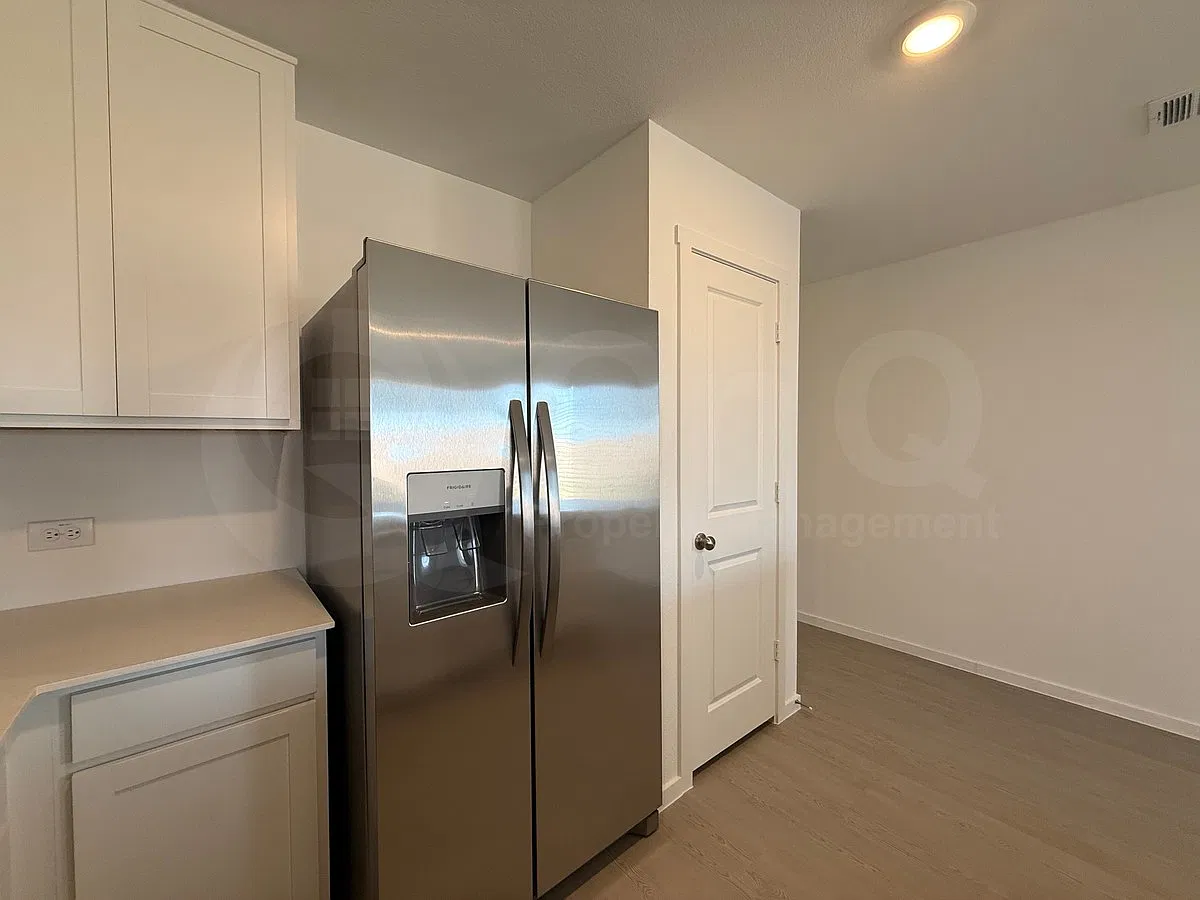 3 bed, 2.0 bath, 1451 sqft, $1,895 — Photo 4
