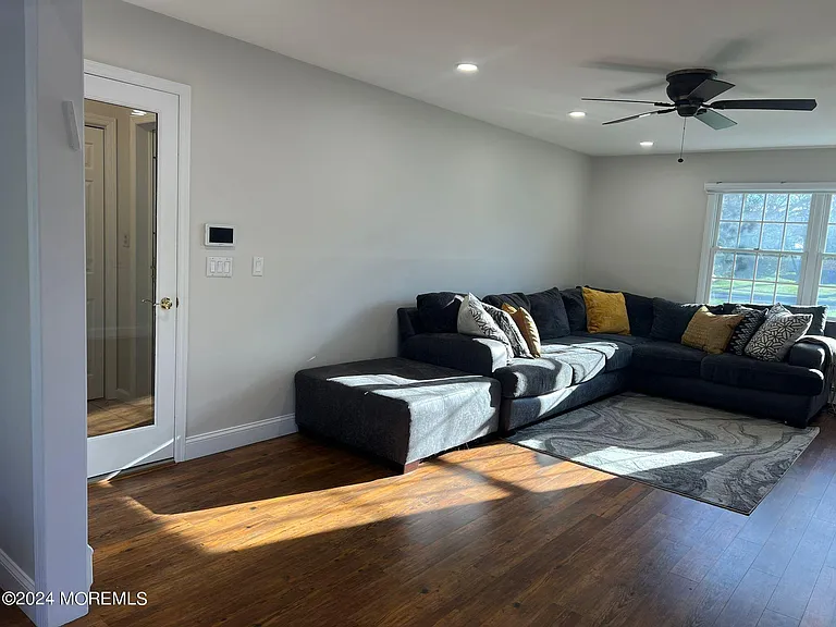 1578 N Bay Ave — Photo 33
