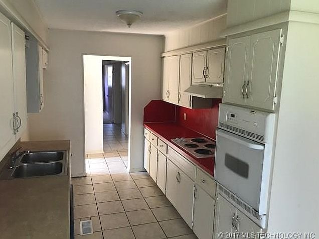 2nd image of 1128 N Hickory Ct