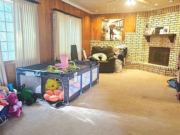 4th image of 921 E Walnut St