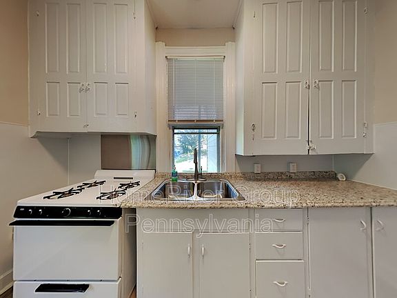 5th image of 411 W North St APT 2