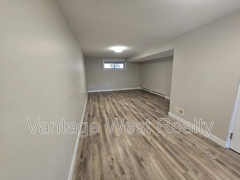 1291B Kelglen Cres — Photo 4