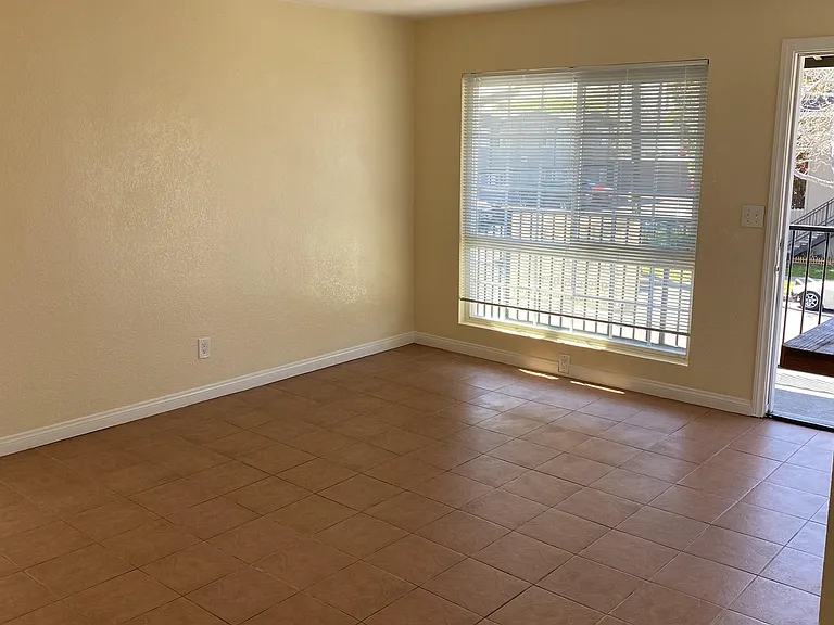 132 E Bay St #D — Photo 5
