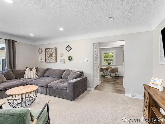 5th image of 4110 38th St SW
