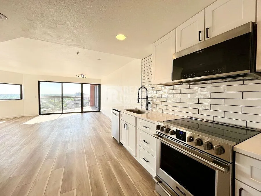 Newly Updated Modern Apartment with Parking — Photo 3