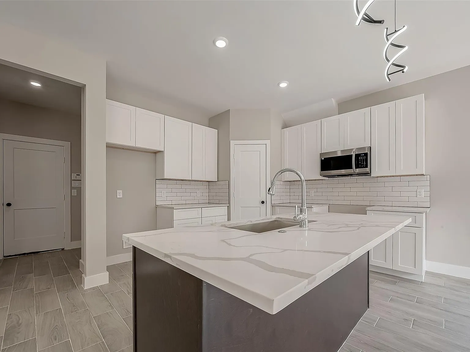3 bed, 2.5 bath, 2200 sqft, $1,975 — Photo 3