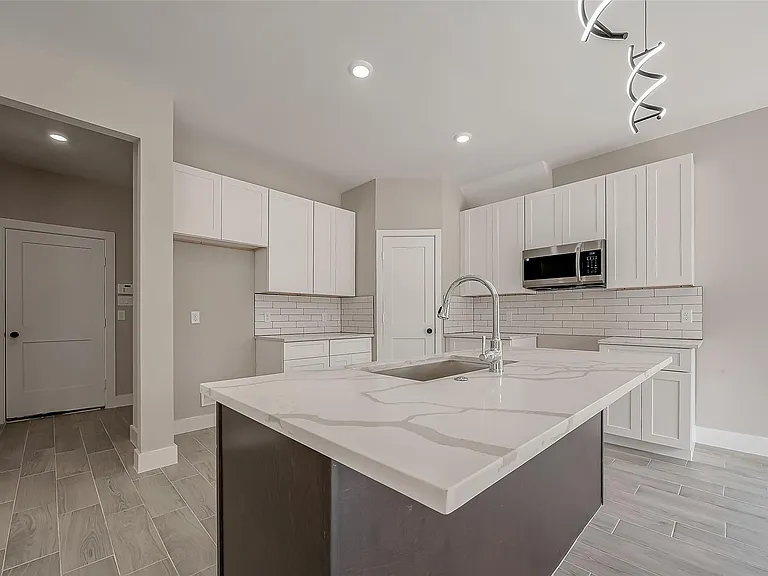 8128 Chateau St — Photo 3