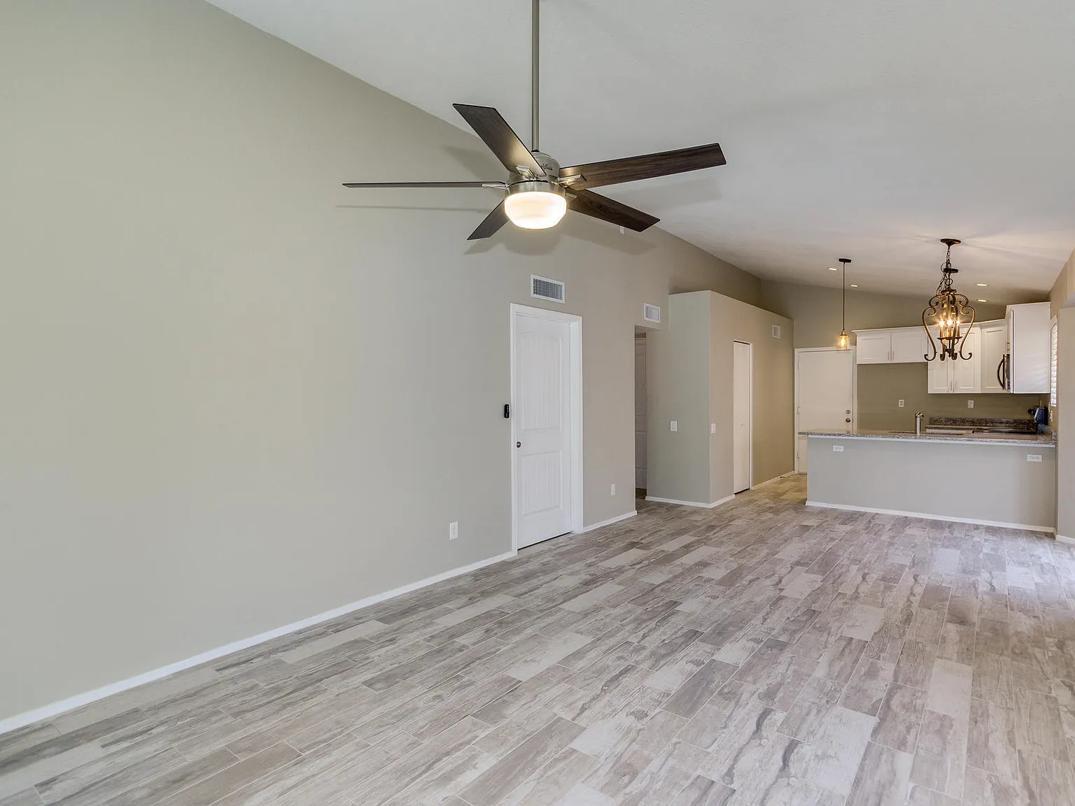 2 bed, 2.0 bath, 912 sqft, $2,195 — Photo 4
