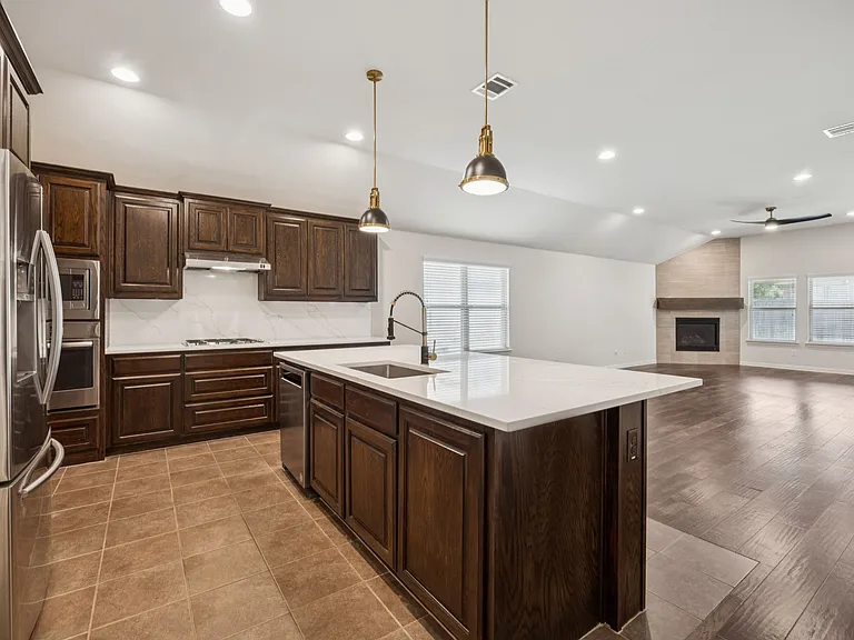 2317 Houston Dr — Photo 5