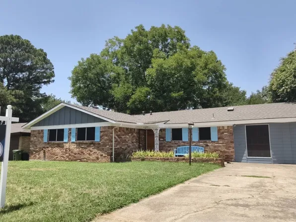 1125 Valley View Dr, Hurst, TX 76053