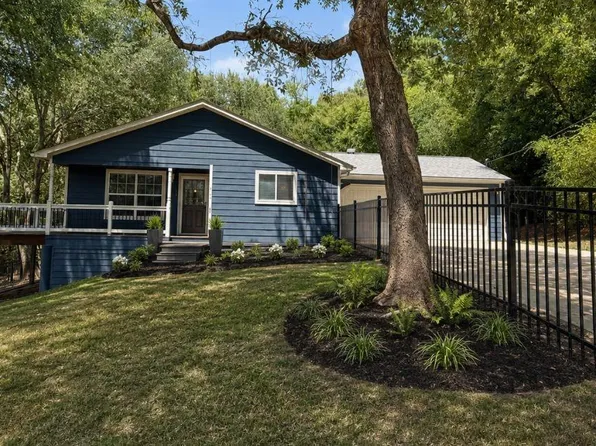 445 Loop Dr, Onalaska, TX 77351
