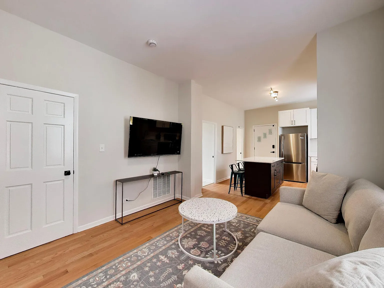 4 bed, 1350 sqft, $3,900 — Photo 4