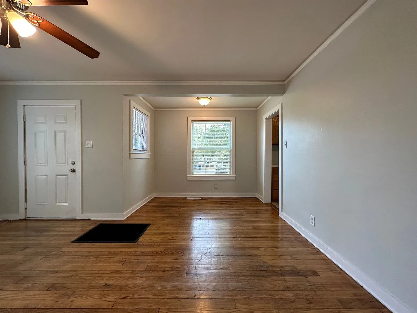 Beautiful Home - 2 Bed, 1 Bath — Photo 2