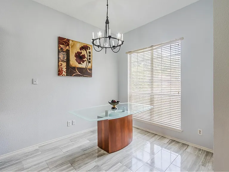 2709 Brittany Dr — Photo 5