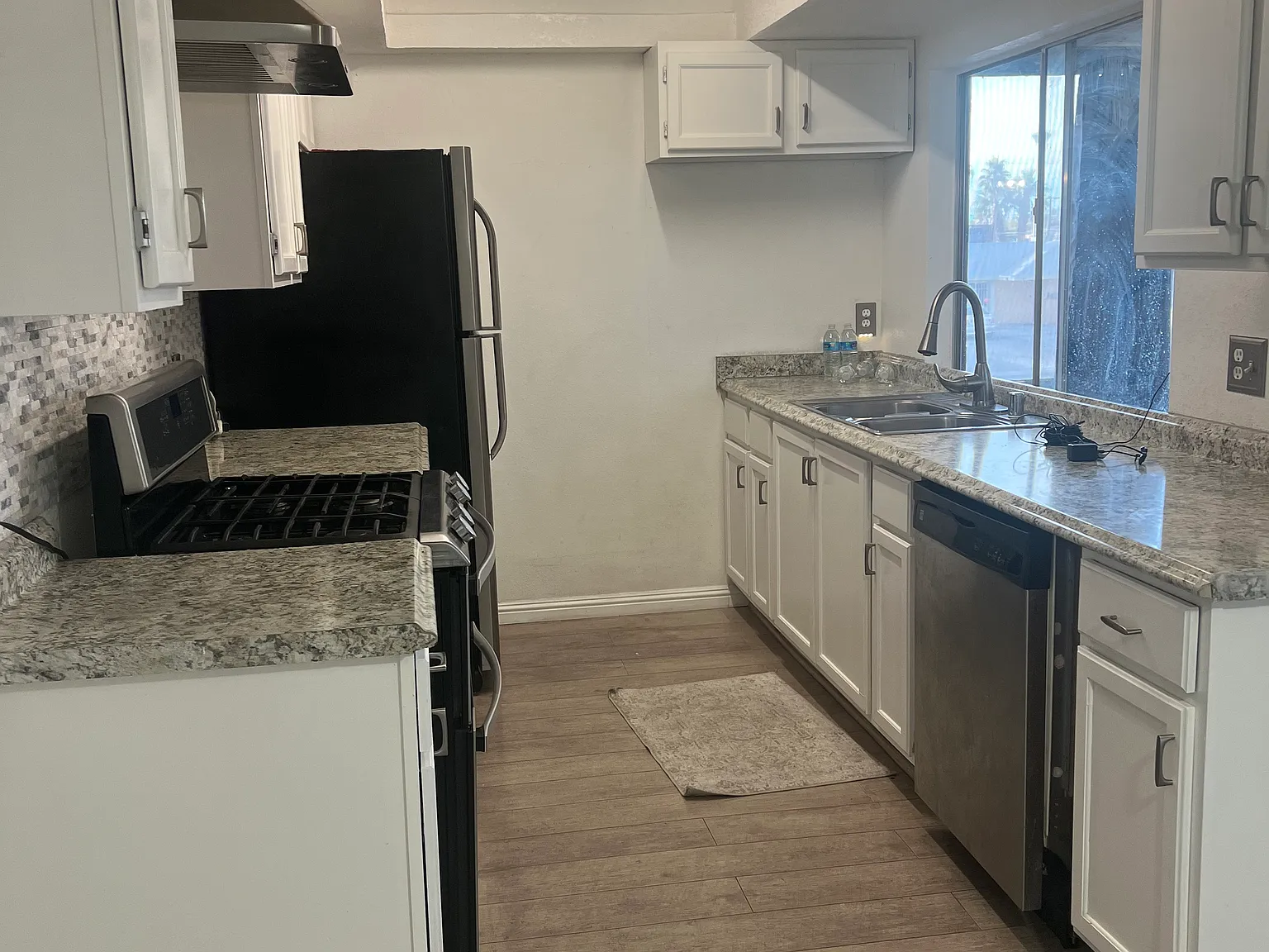 2 bed, 1000 sqft, $1,600 — Photo 2