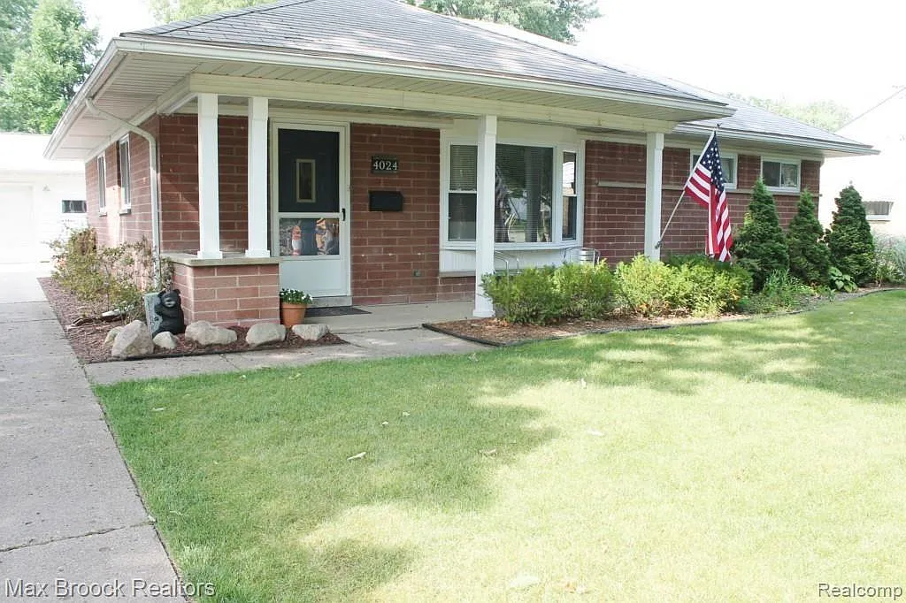 3 bed, 1.5 bath, 1614 sqft, $2,449 — Photo 1